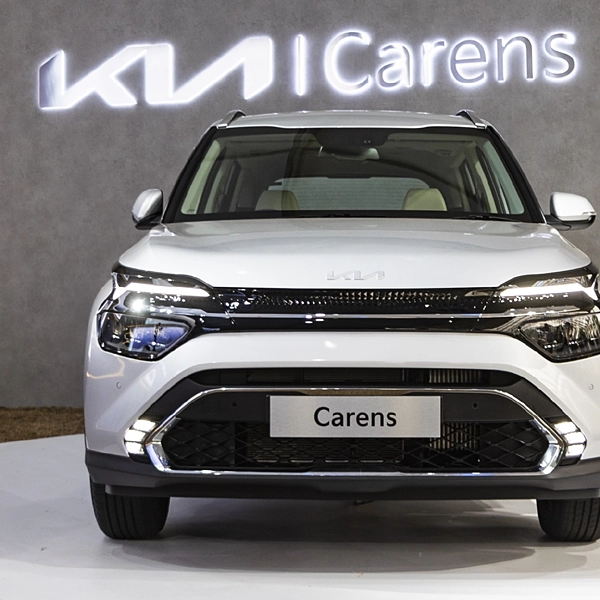 kia-carens-front-view4