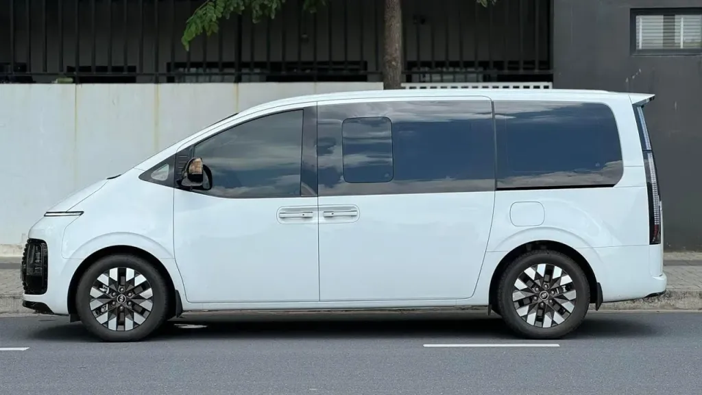hyundai-staria-11-seater